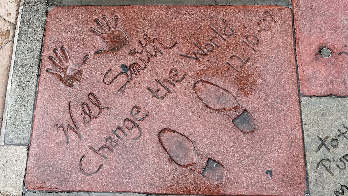 La main et les empreintes de pas de Will Smith en 2007, au Hollywood Walk of Fame, le 28 mars 2022. L'acteur a présenté ses excuses à Chris Rock pour l'avoir frappé lors de la 94e cérémonie des Oscars.
