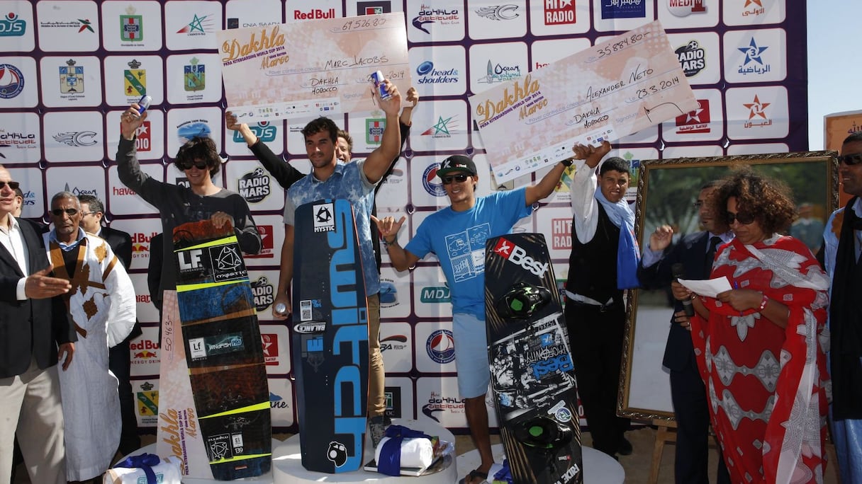 Le podium masculin de la 5e édition de la Dakhla Kiteboarding World Cup. De gauche à droite, le belge Christophe Tack (2e), le néo-zélandais Marc Jacobs (1e) et le brésilien Alexander Neto.
