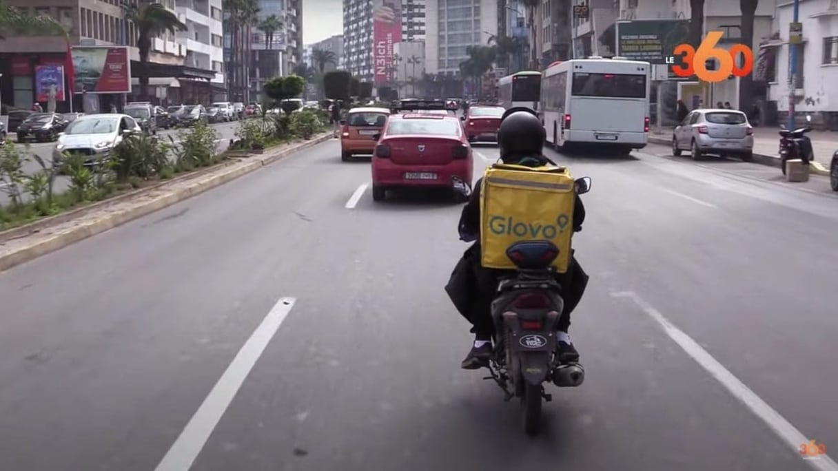 Un glover sur sa moto dans les rues de Casablanca.
