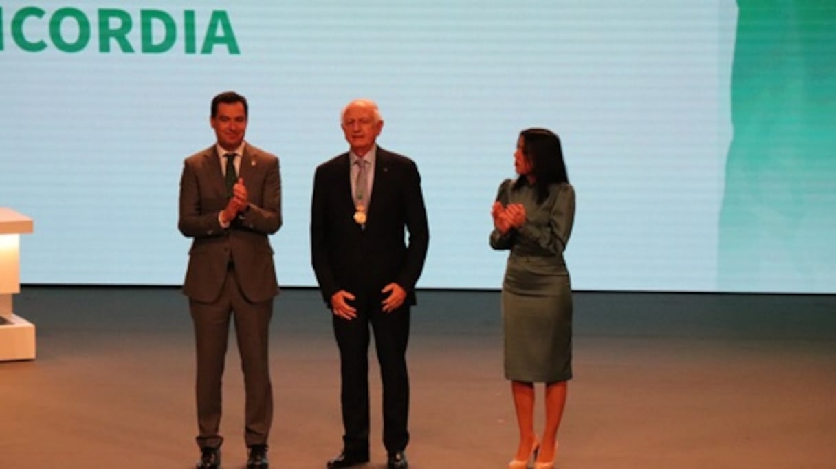 André Azoulay recevant la Médaille d’Or de l’Andalousie, vendredi 28 février à Séville.
