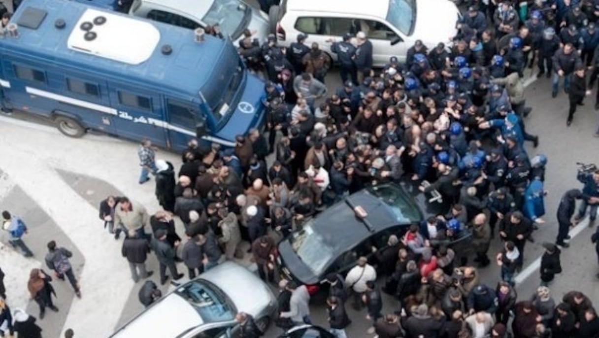 Alger, entre place Audin et la Grande Poste, police partout et coups de klaxons à tous les coins. 
