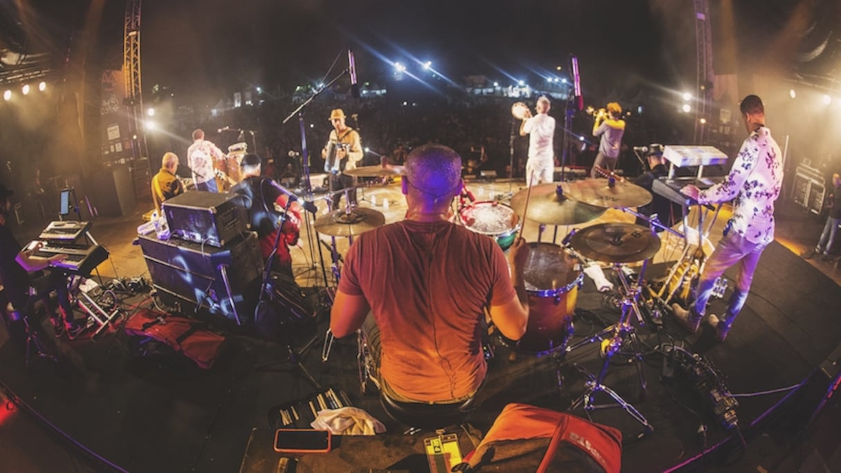 En clôture de cette édition, L’Orchestre National de Barbès et son chaâbi rock raï intemporel a fait danser les foules jusqu’à minuit passé.
