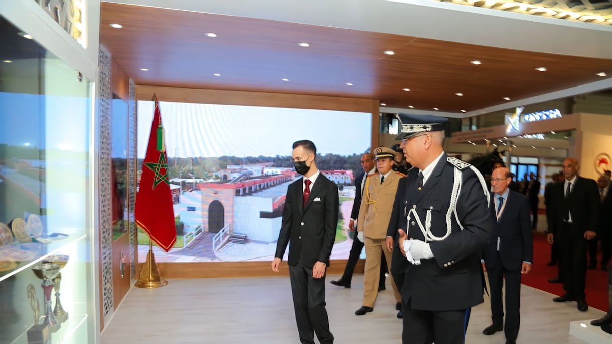 Le prince héritier Moulay El Hassan, au stand de la DGSN, lors de la 13e édition du Salon du Cheval d'El Jadida.
