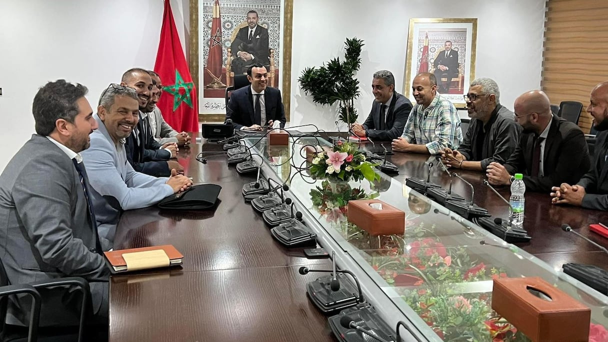 Le ministre de l'Emploi, Younes Sekkouri, recevant les membres du bureau unifié des contrôleurs aériens, le jeudi 6 octobre 2022 à Rabat.
