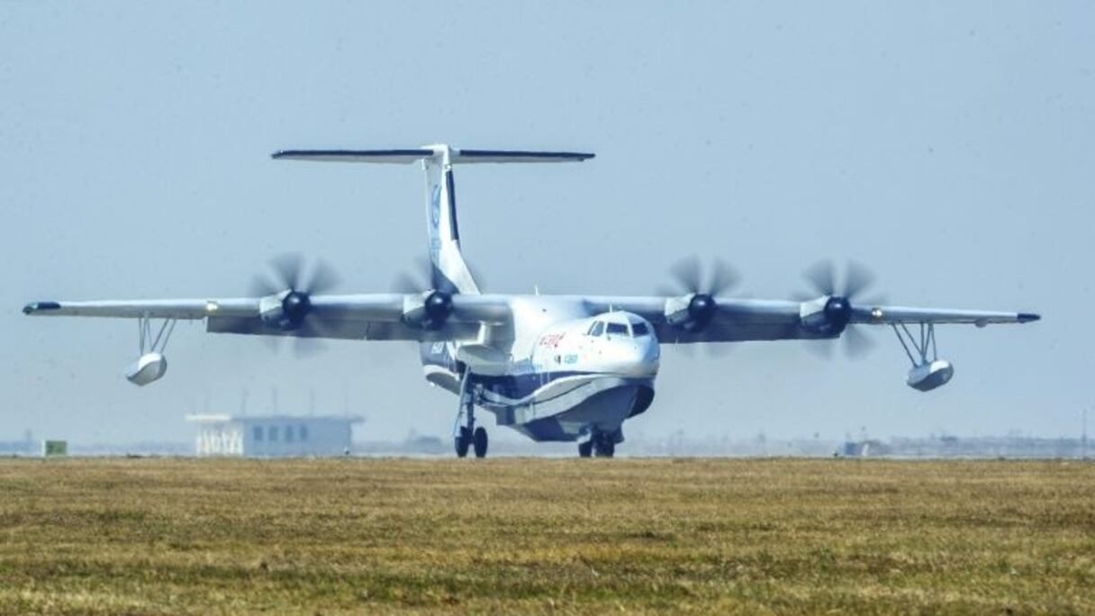 Le plus gros hydravion du monde, un appareil construit en Chine, AG600 lors d'un vol inaugural à Zhuhai, en Chine, le 24 décembre 2017.
