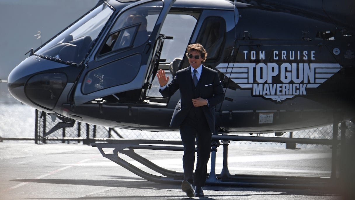 L'acteur américain Tom Cruise arrivant en hélicoptère à la première mondiale de «Top Gun: Maverick!» à bord de l'USS Midway à San Diego, en Californie, le 4 mai 2022.
