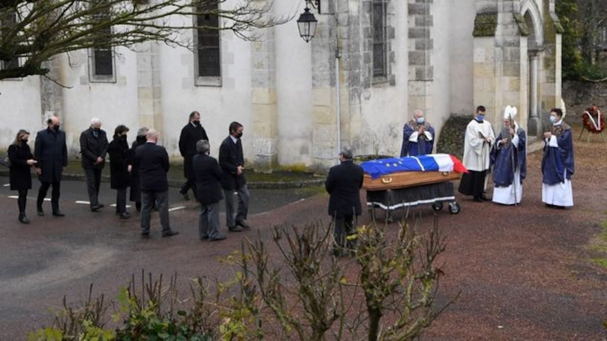 Le prêtre Don Stephane devant le cercueil de l'ancien président Valéry Giscard d'Estaing, lors des obsèques en l'église d'Authon, le 5 décembre 2020.
