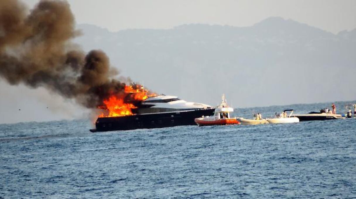 Le Yacht du président du Napoli en flamme. 
