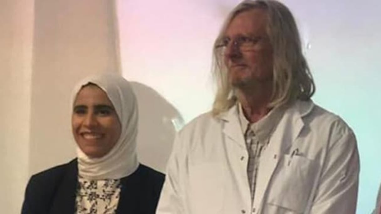 Sarah Bellali, docteur en microbiologie, et le professeur Didier Raoult.
