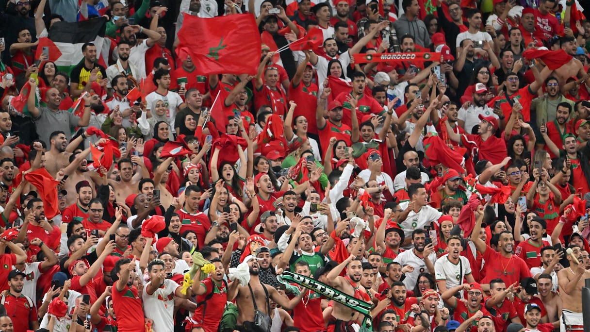 Les supporters marocains célèbrent la victoire de leur équipe lors du match de football de quart de finale de la Coupe du monde Qatar 2022 entre le Maroc et le Portugal au stade Al-Thumama de Doha le 10 décembre 2022.
