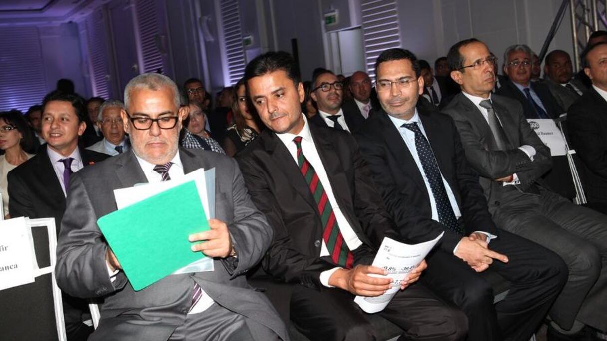 Abdelilah Benkirane jette un dernier coup d'oeil sur sa présentation avant de monter à la tribune, sous le regard de Mustapha El Khalfi, ministre de la Communication, et de Hassan Alaoui, directeur du magazine Economie et Entreprises.
