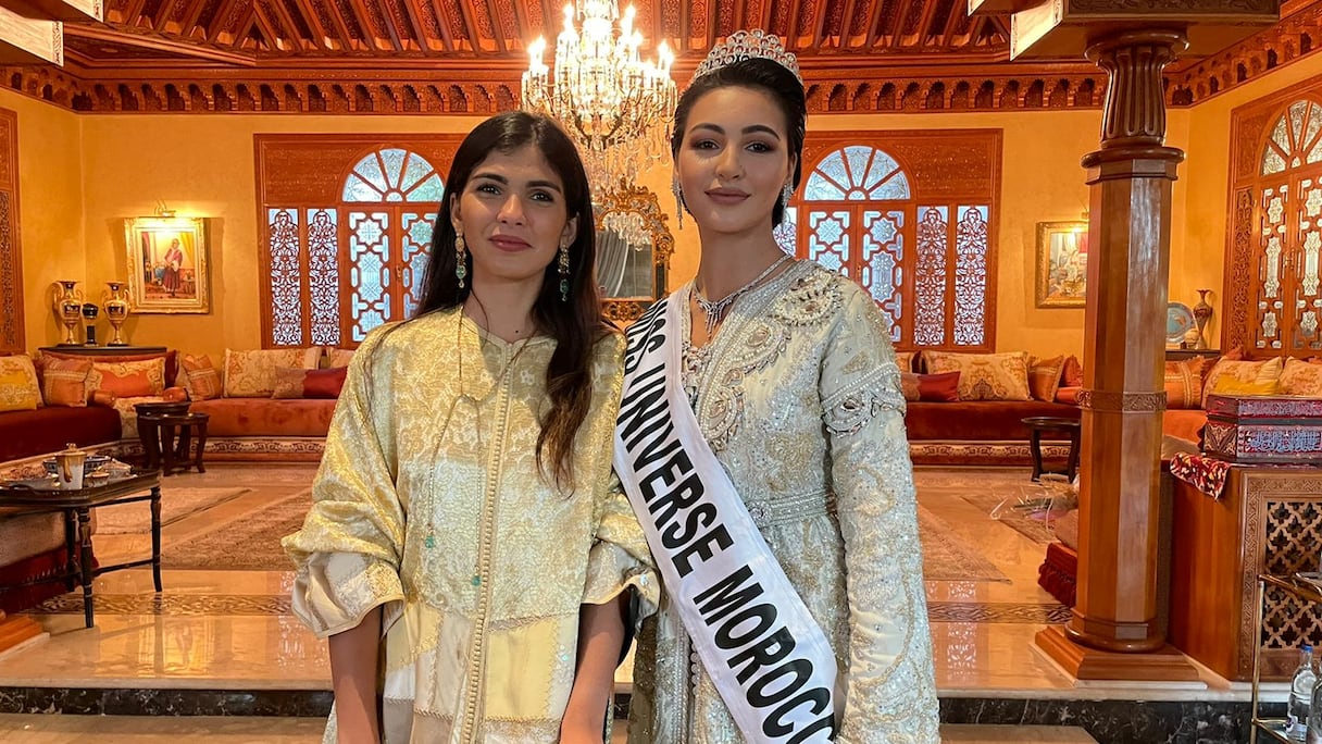 Passation du titre Miss Maroc 2021, entre Fatima-Zahra Khayat (à gauche) et sa première dauphine, la nouvelle Miss Maroc, Kawtar Benhalima  (à droite).
