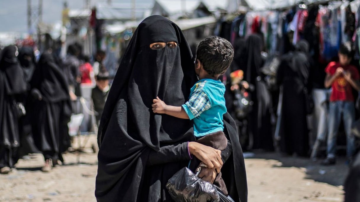 Des femmes et des enfants liés à Daech, dans le camp d'Al Hol, en Syrie, le 18 avril 2019. 
