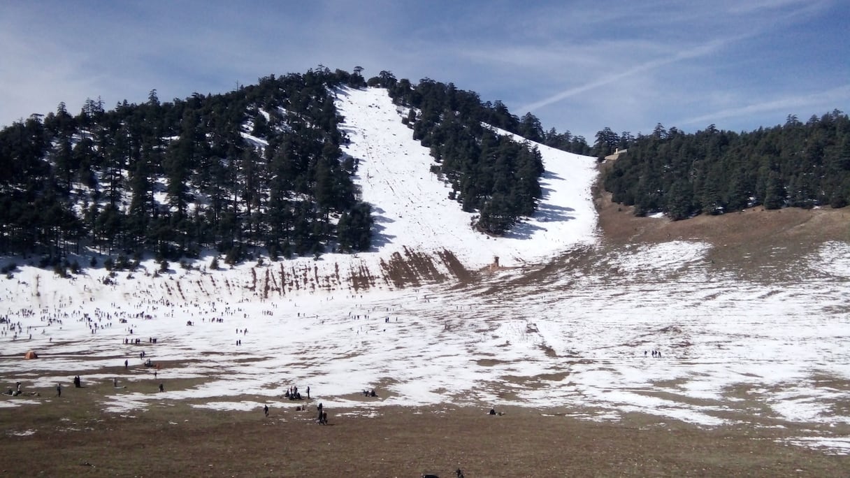 Station de ski de Michlifen, près d'Ifrane (Moyen Atlas). Située dans un cratère d'origine volcanique, son domaine skiable, sur cinq pistes, est compris entre 1.800 et 2.000 m d'altitude. Vaste cédraie alentours, dont la superficie s'étend jusqu'à Khénifra.
