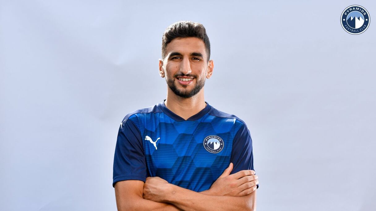 Walid El Karti, ancien du joueur du Wydad, posant avec le maillot de son nouveau club Pyramids FC d'Egypte.
