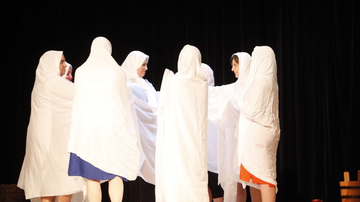 9 femmes dans un hammam, espace propice aux confidences. «À mon âge, je me cache encore pour fumer»: une pièce de théâtre décapante, aussi crue que drôle. Mais d'un humour au vitriol.
