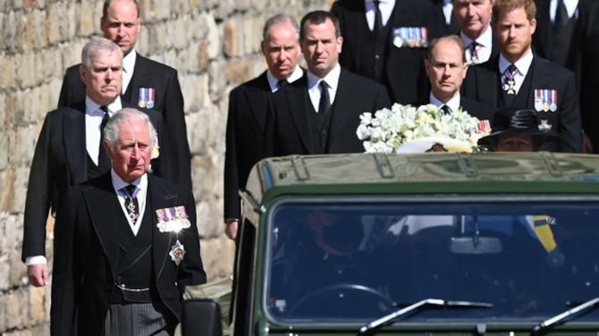 Le prince Charles, prince de Galles, le prince Andrew, le duc de York, et le prince William, duc de Cambridge, lors de la procession funéraire en hommage au prince Philip, duc d'Édimbourg à la chapelle St George du château de Windsor
