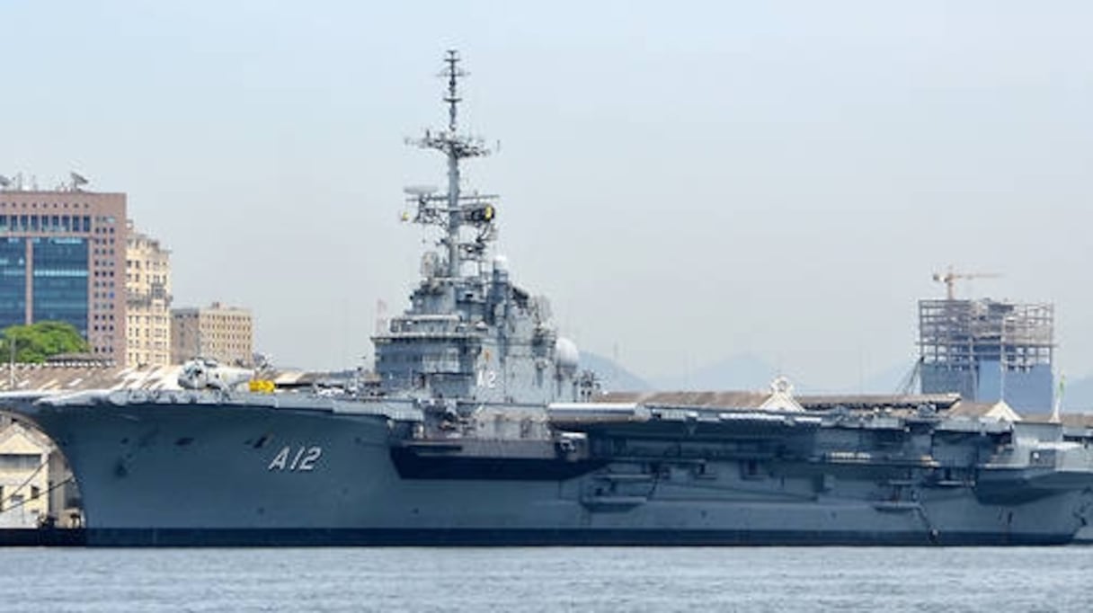 Le porte-avions brésilien "São Paulo".
