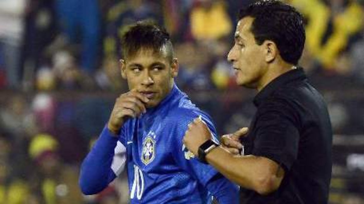 Le Brésilien Neymar reçoit un avertissement contre la Colombie en Copa America le 17 juin 2015 à Santiago du Chili.
