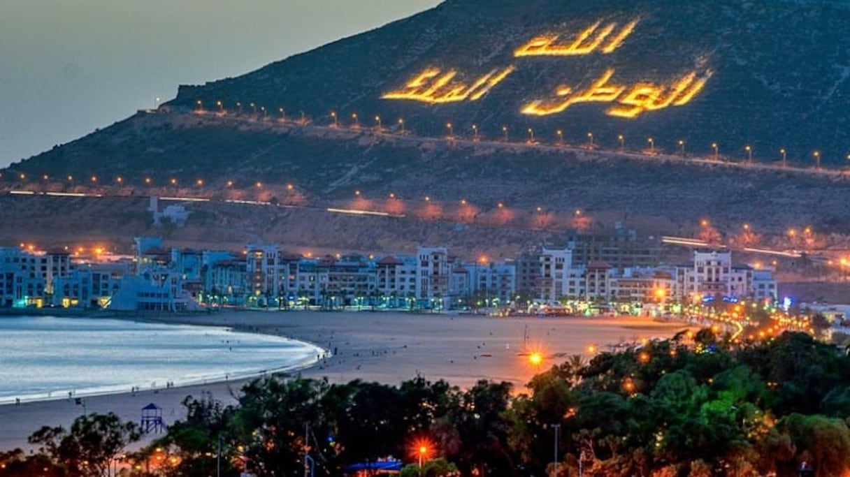 Agadir, détruite lors du séisme du 29 février 1960, fut entièrement reconstruite, et mise aux normes parasismiques. La cité est ancienne: au XVIe siècle, les Portugais y construisirent une forteresse, Santa Cruz do Cabo de Aguer (Sainte-Croix du cap Ghir), dans le quartier disparu de Founti. 
