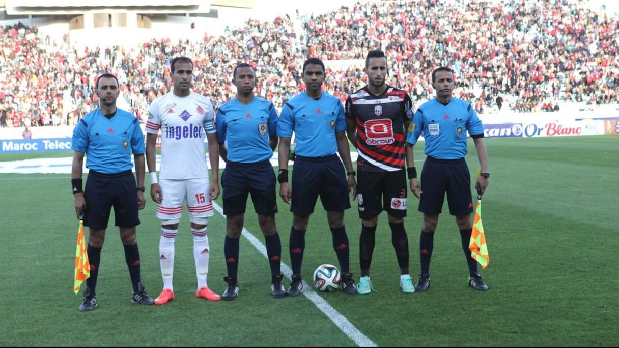 La photo traditionnelle des capitaines avec les arbitres.