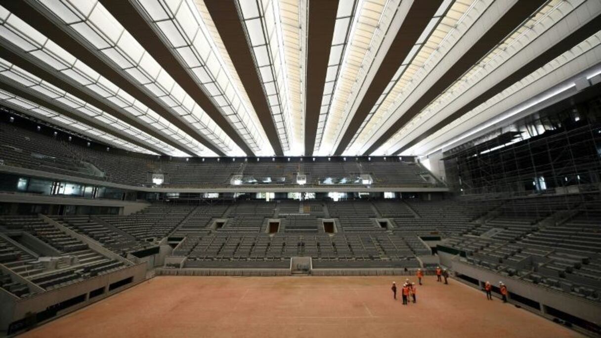 Le court central de Roland-Garros, désormais coiffé de son toit à ailes, désespérément vide.
