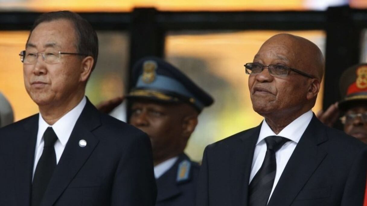 Le secrétaire général des Nations unies, Ban Ki-moon aux côtés du président sud-africain Jacob Zuma. "Un stade de la taille de l'Afrique ne pourrait pas contenir notre chagrin", a déclaré Ban Ki-moon. en guise d'hommage à Mandela.
