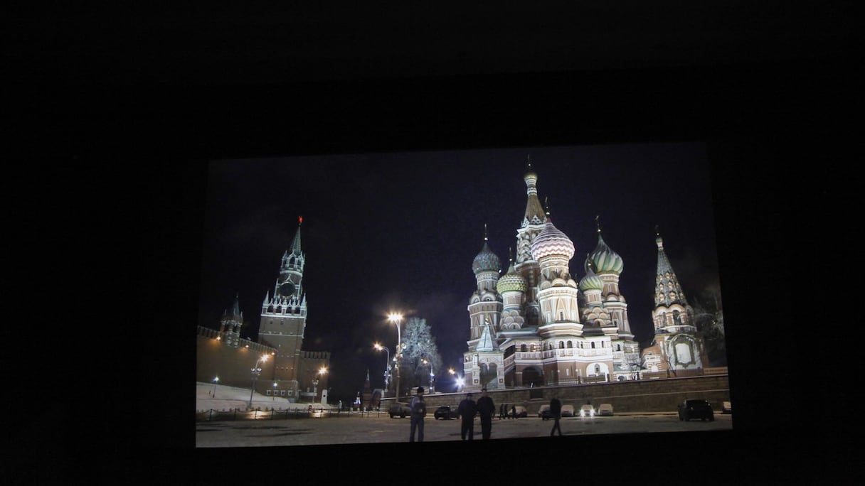 Promenade dans les rues de Moscou, avant le début du spectacle. Des rues empreintes de magie dont les lumières et l'architecture enroulent déjà le spectateur dans un sentiment de grâce.
