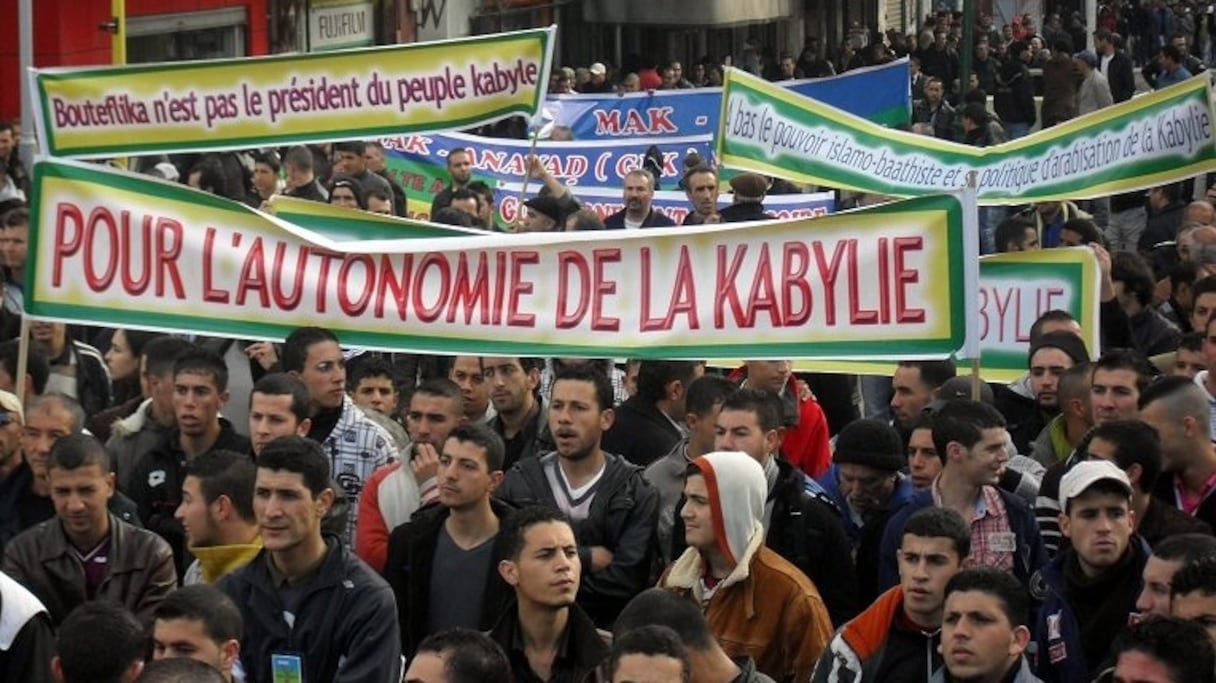 Rassemblement du Mouvement pour l'autodétermination de la Kabylie (MAK).
