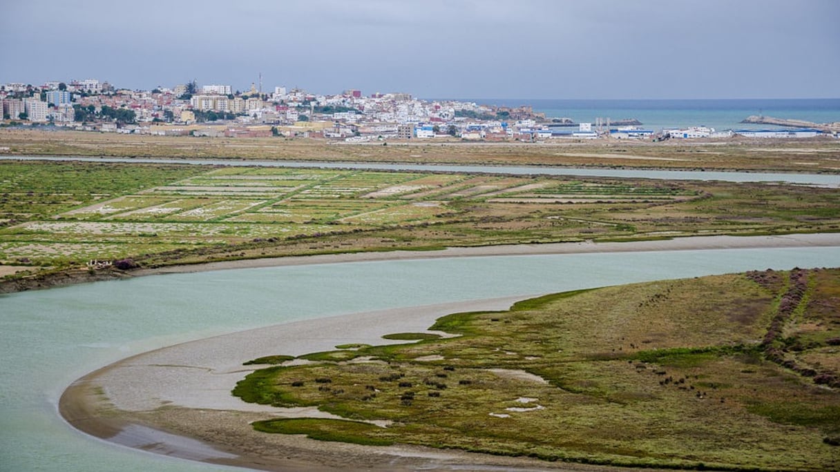 Embouchure du Loukkos, près de Larache. D'une longueur de 176 kilomètres, son bassin versant est de 3.730 kilomètres carrés. Le complexe du bas Loukkos a été déclaré site Ramsar en 2005, et "Zone d'Intérêt pour la Conservation des Oiseaux au Maroc".
