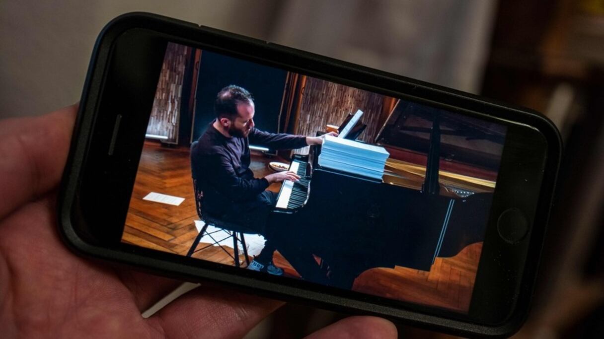 Depuis la mi-mars, Igor Levit donne presque chaque soir des "concerts à la maison" retransmis en direct sur Twitter.
