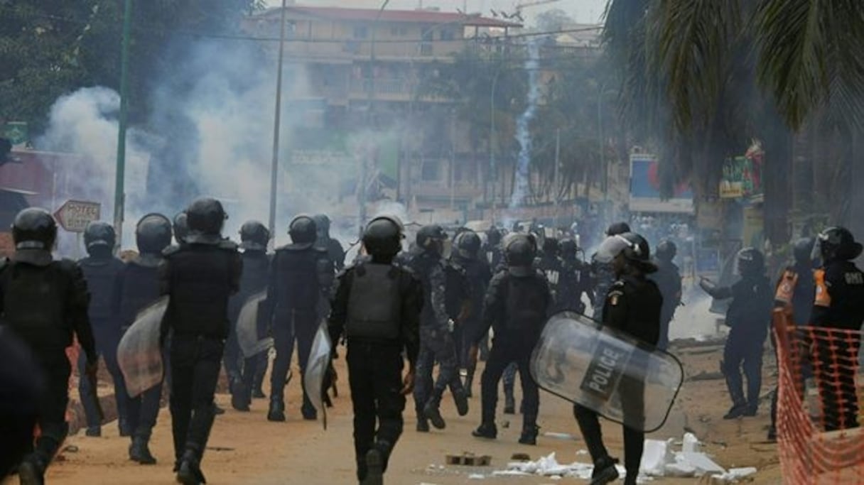 La police ivoirienne face aux manifestants de l'opposition. 
