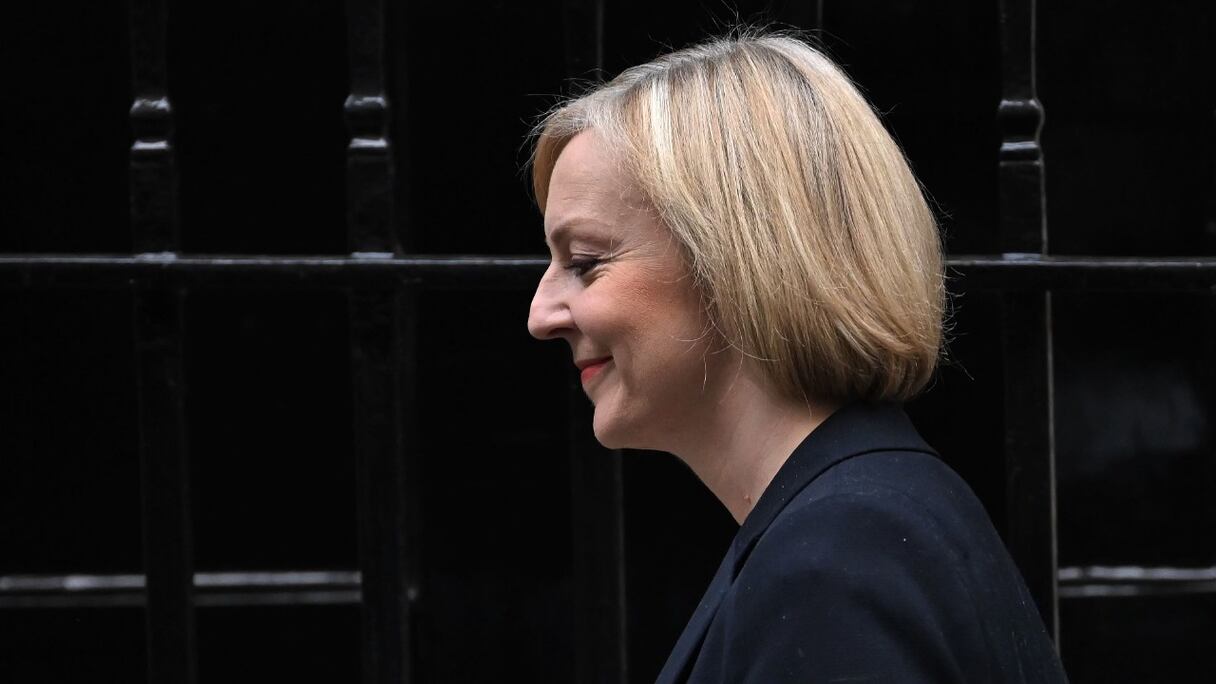 Le Premier ministre britannique Liz Truss quitte le 10 Downing Street dans le centre de Londres, le 19 octobre 2022, pour participer aux questions du Premier ministre à la Chambre des communes.
