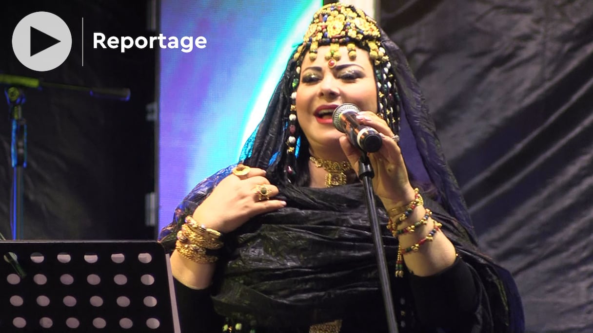 Latefa Raafat a chanté devant le public de Dakhla en tenue de mariée sahraouie, à l’ouverture du festival «Poèmes et traces», le 2 juin 2022. 
