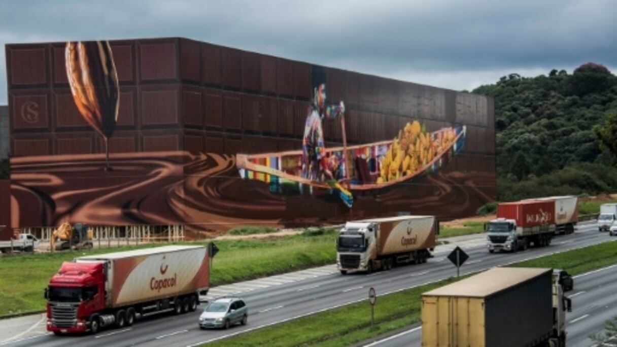 Le graffiti représente un indien d'Amazonie qui pagaie dans une pirogue chargée de cacao, au beau milieu d'une rivière de chocolat.
