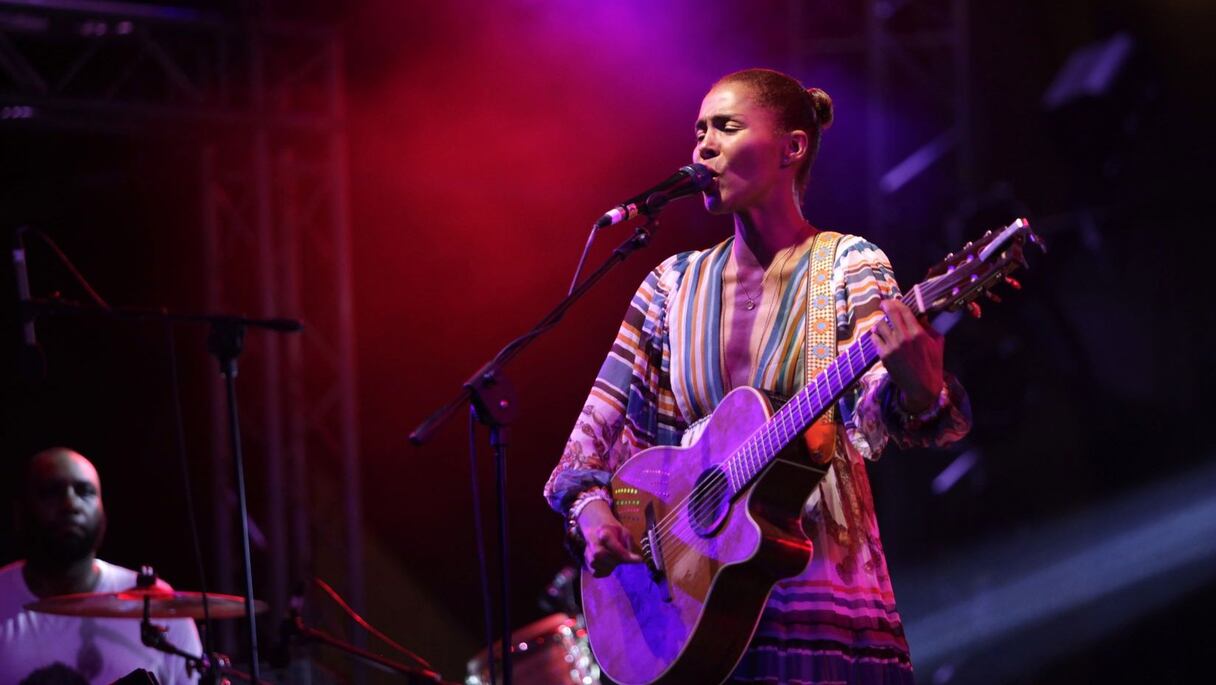 Un concert à l'atmosphère merveilleusemnt intimiste, comme Ayo les aime. Funk, soul, rap. L'artiste module sa voix et les caresses des musiques, plus ou moins qppuyées, en fonction de l'intensité des émotions qu'elle partage.