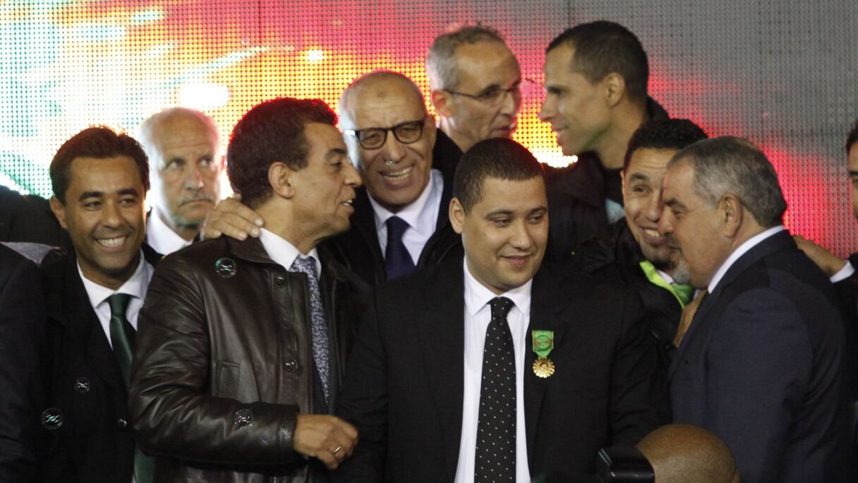 Le président, entouré de son équipe : une équipe accueillie et fêtée en héroïne au stade Mohammed V. 
