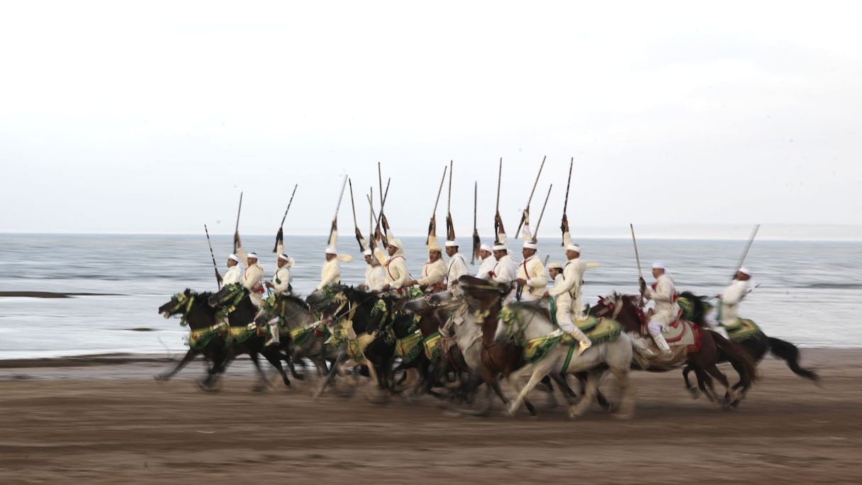 C'est tout l'éclat d'une civilisation où le cheval tient une place emblématique que ces cavaliers célèbrent à chaque fois, quand ils s'élancent à travers sables et vents.
