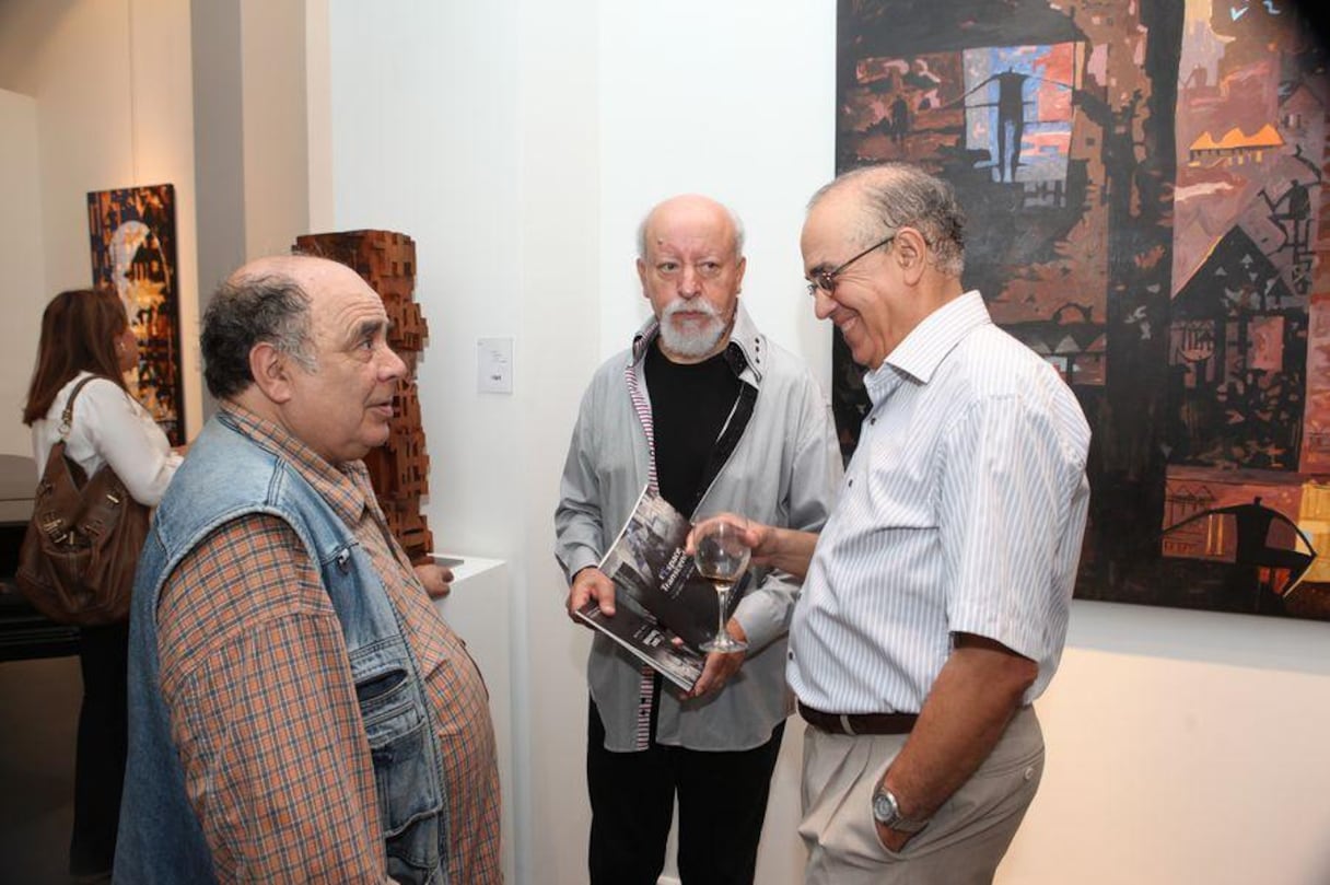 Mohamed Aboueloukar et Ahmed Cherkaoui, ici en compagnie de Mohamed Jibril, ont longuement déambulé parmi les paysages de Abdallah Sadouk.
