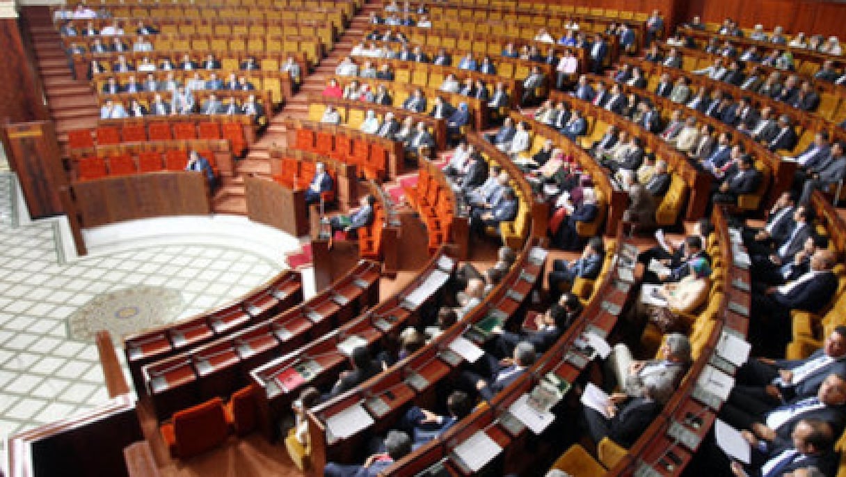 Des députés en séance plénière dans l'hémicycle du Parlement du Royaume. 
