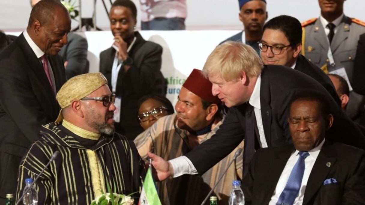 Le roi Mohammed VI avec le ministre britannique des Affaires étrangères lors du sommet UA-UE à Abidjan, le mercredi 29 novembre 2017.
