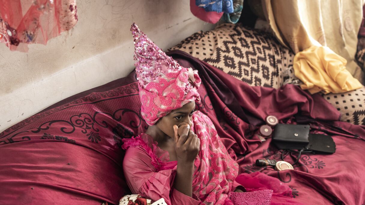 Un modèle posant pour la styliste Ndeye Diop Guissé.
