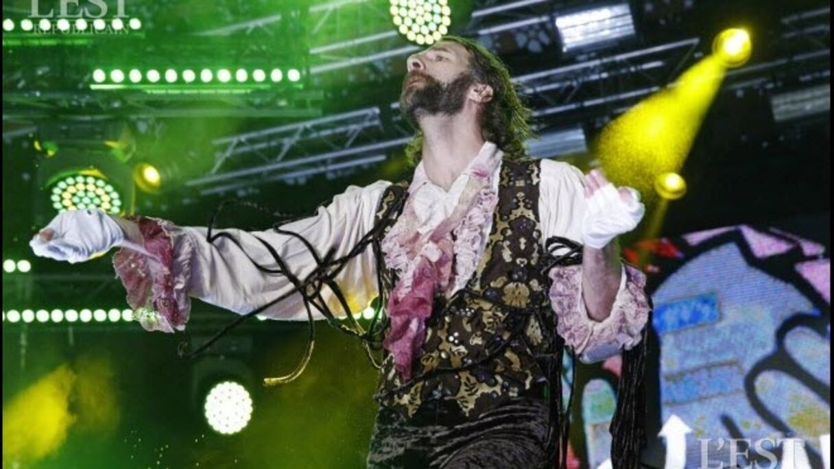 Marquis est le champion du monde 2019 d'Air Guitar, dans ce concours insolite qui a lieu chaque année à Oulu, en Finalnde. 
