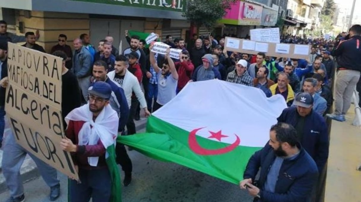 Des milliers d'Algériens manifestent contre un 5e mandat de Bouteflika.
