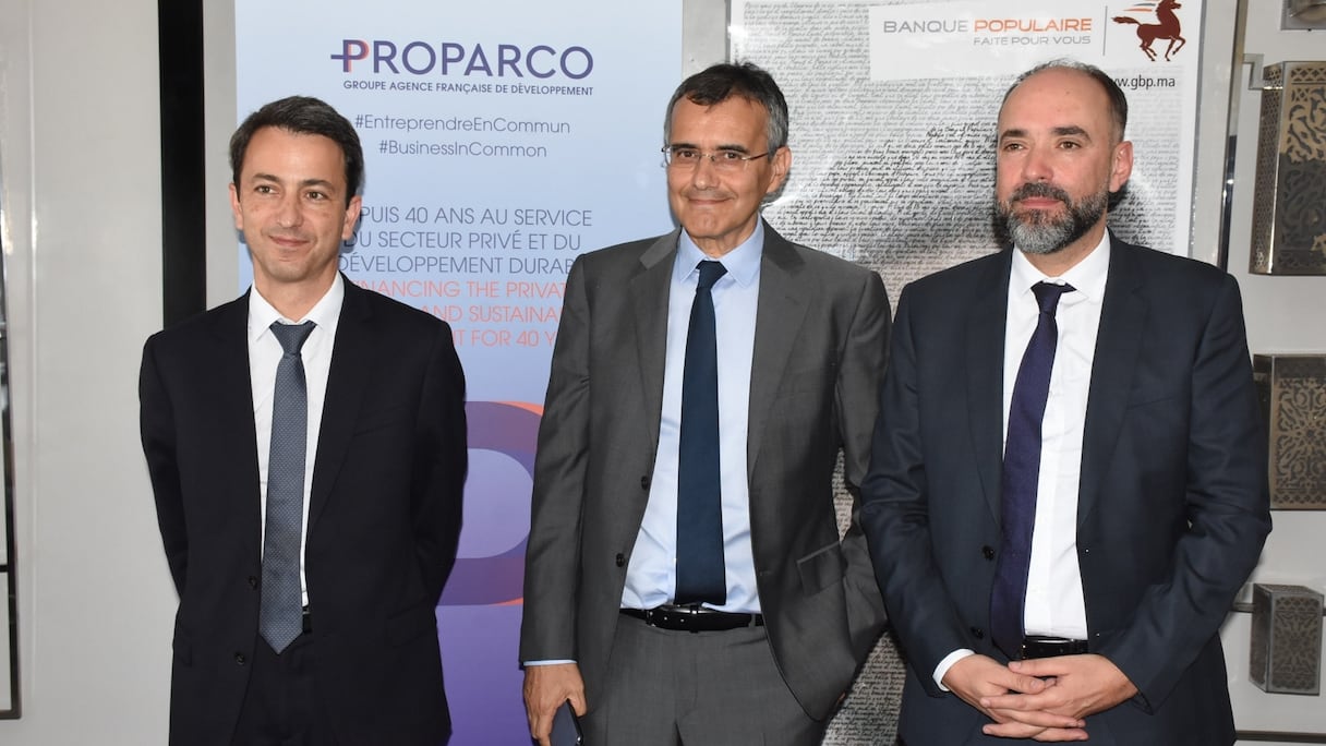 De gauche à droite: Grégory Clemente, directeur général de Proparco, Youssef Bencheqroun, DG d'Al Amana et Kamal Mokdad, DG de la BCP.
