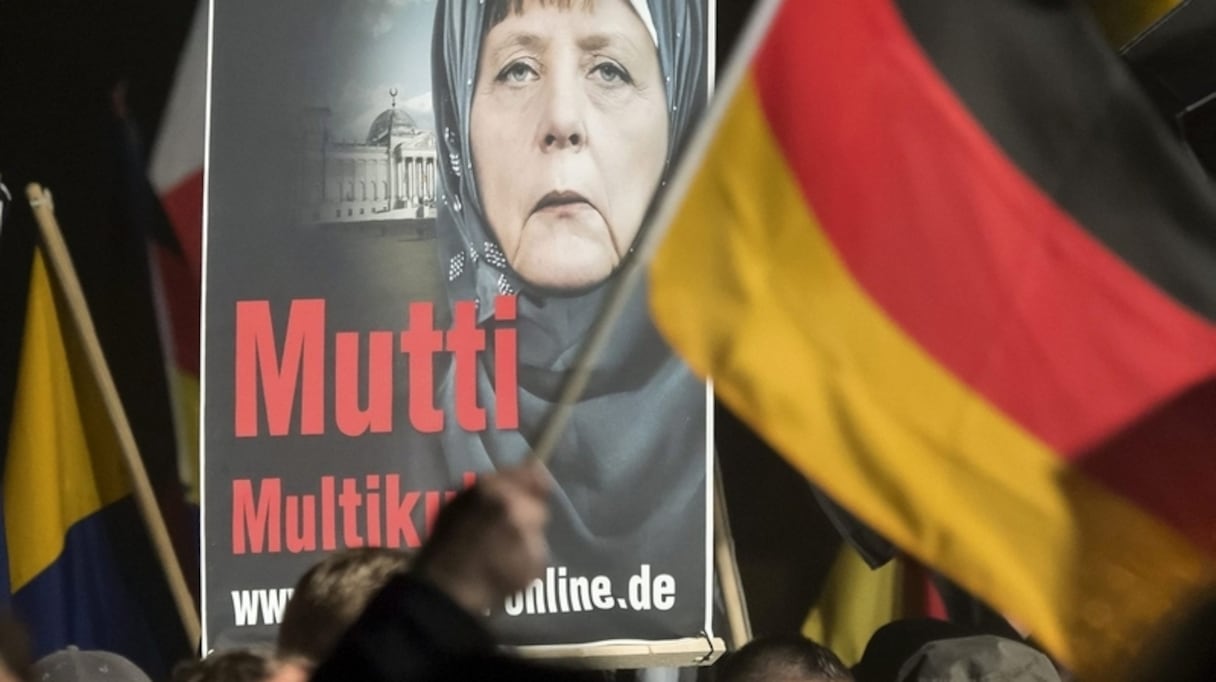 Affiche de la droite populiste montrant Angela Merkel voilée pour dénoncer sa politique d'accueil des réfugiés.
