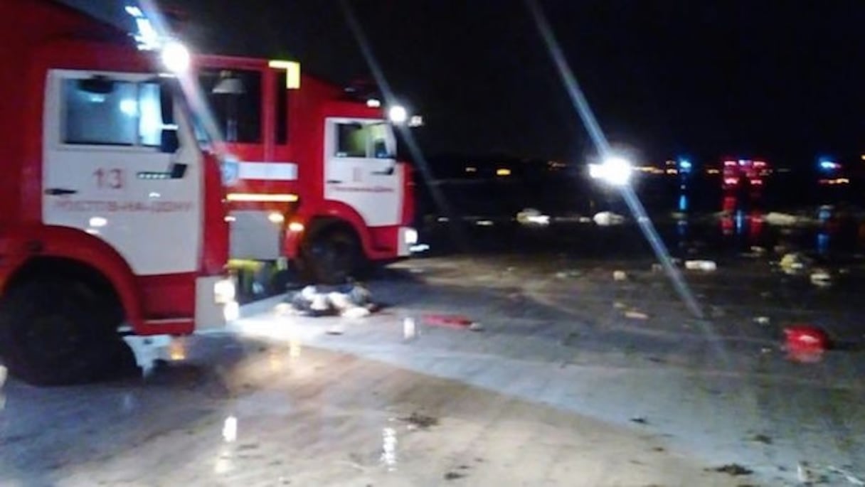 Photo fournie par les autorités russes montrant des camions de secours à l'aéroport de Rostov-sur-le-Don en Russie, le 19 mars 206.
