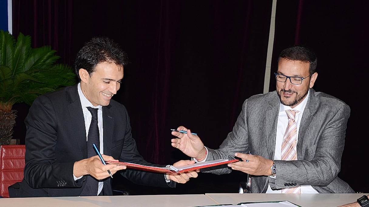 MM.Tazi (Saham) et Bekkali (de la Fondation), lors de la signature du nouveau contrat d’assurance, le 30 juin à Rabat
