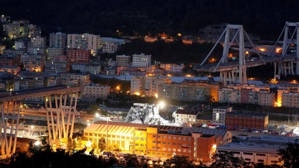 Les décombres du pont Morandi, éclairés pour permettre le travail des sauveteurs, dans la soirée du 14 août 2018 à Gênes (Italie).
