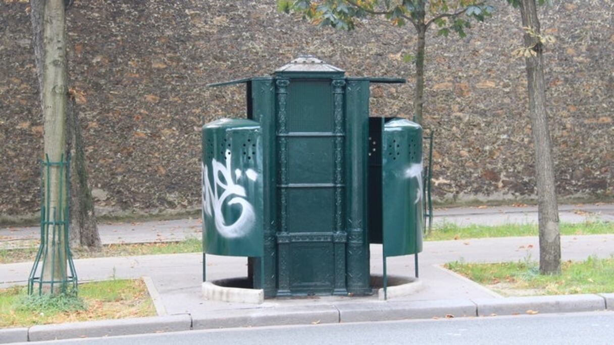 La dernière vespasienne de Paris se trouve sur le boulevard Arago, devant la prison de la Santé, dans le XIVe arrondissement. 

